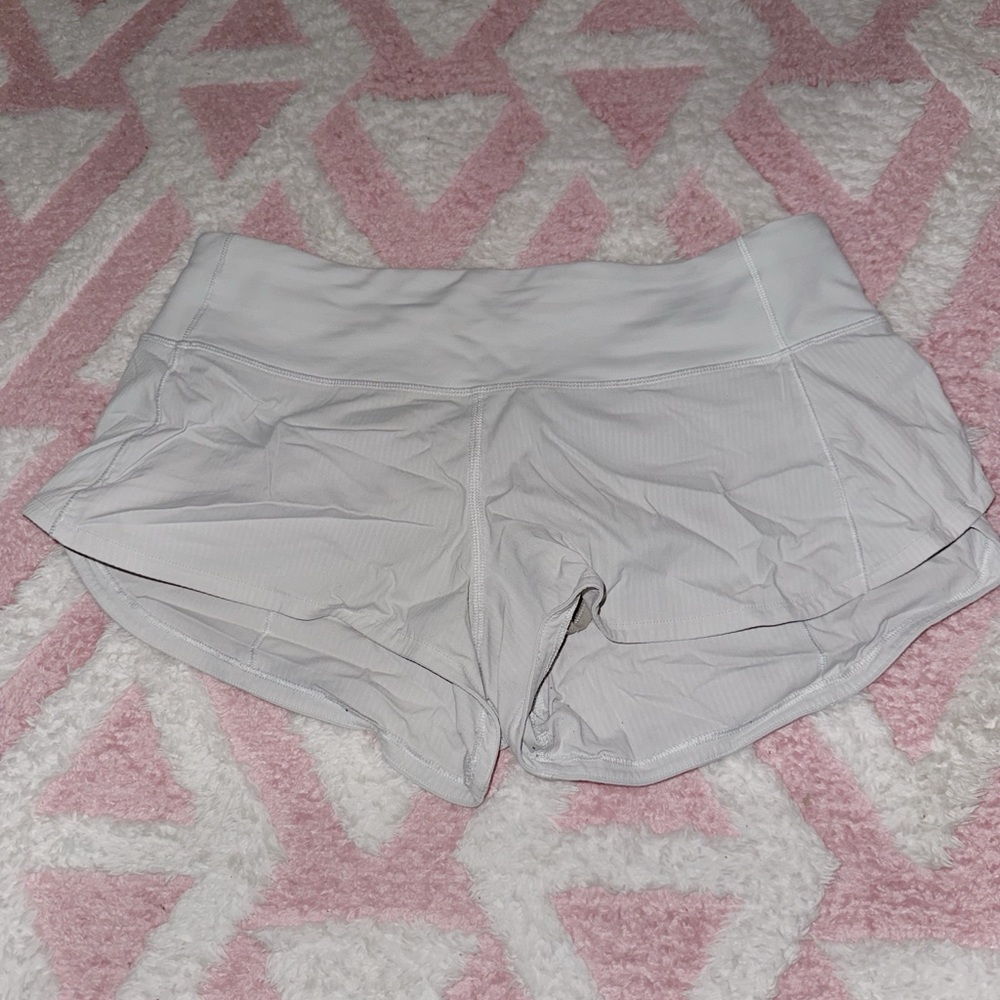 WHITE LULULEMON SPEED UP SHORTS !!! SIZE 4 2.5 INCH